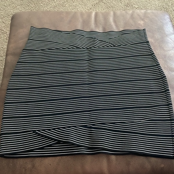 BCBG MaxAzria bandage mini skirt/ great condition/ black & white striped/ large - Picture 5 of 6